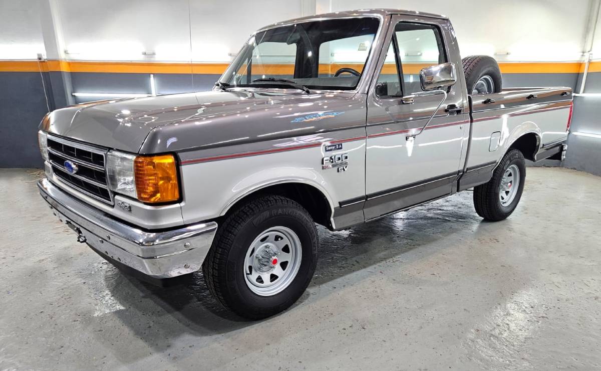 Es de 1992 y tiene menos de 23.000 km: encuentran una Ford F-100 que estuvo guardada por más de 15 años 2 Ford F 100 1992 frente