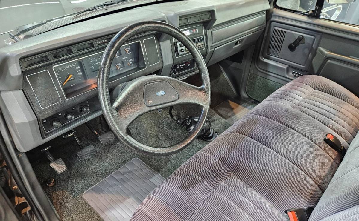 Es de 1992 y tiene menos de 23.000 km: encuentran una Ford F-100 que estuvo guardada por más de 15 años 6 Ford F 100 1992 interior