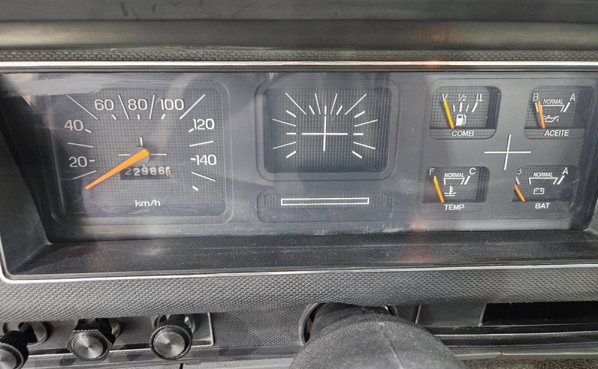 Es de 1992 y tiene menos de 23.000 km: encuentran una Ford F-100 que estuvo guardada por más de 15 años 3 Ford F 100 1992 kilometraje