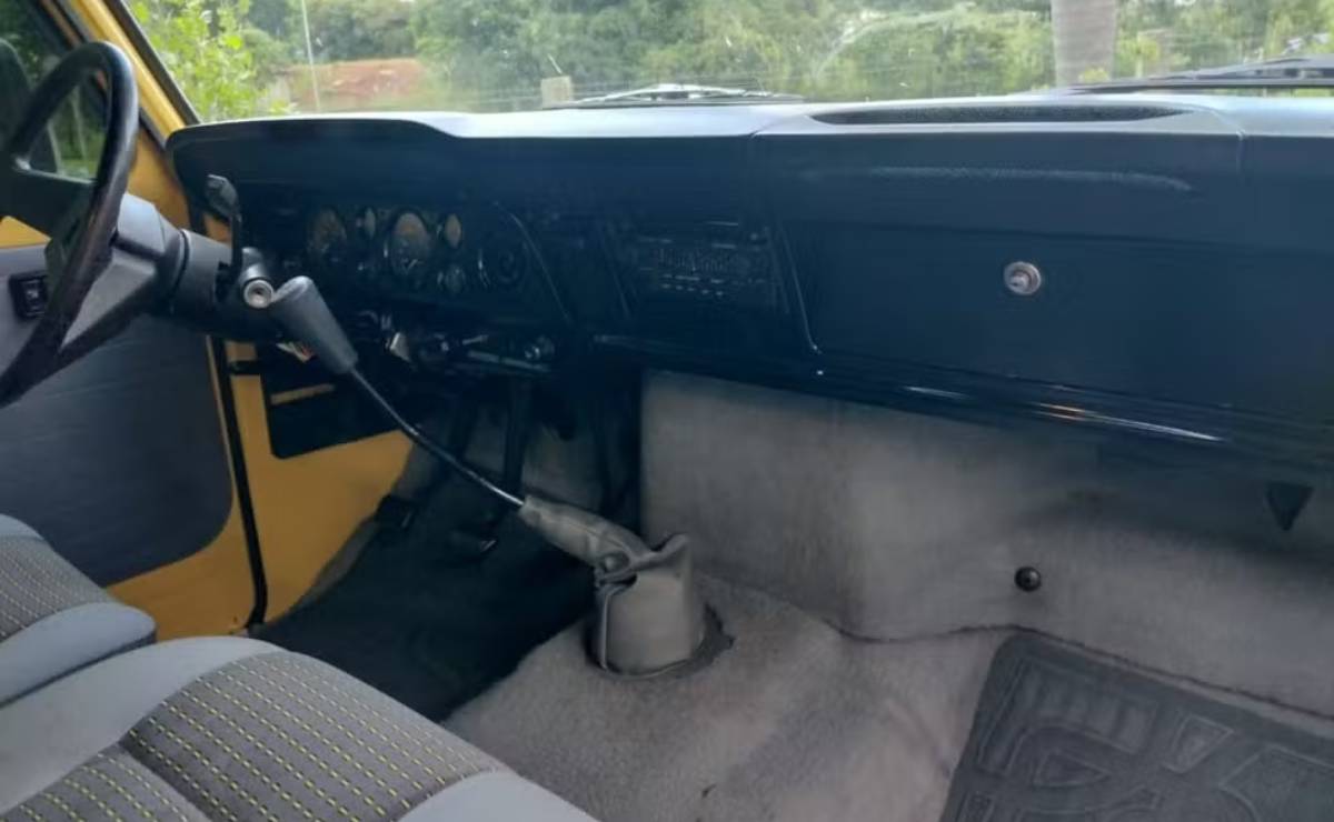 Se vende una pick up histórica: esta Ford F-1000 de 1990 tiene casi 5.000 km y un estado impecable 5 Ford F 1000 1990 interior