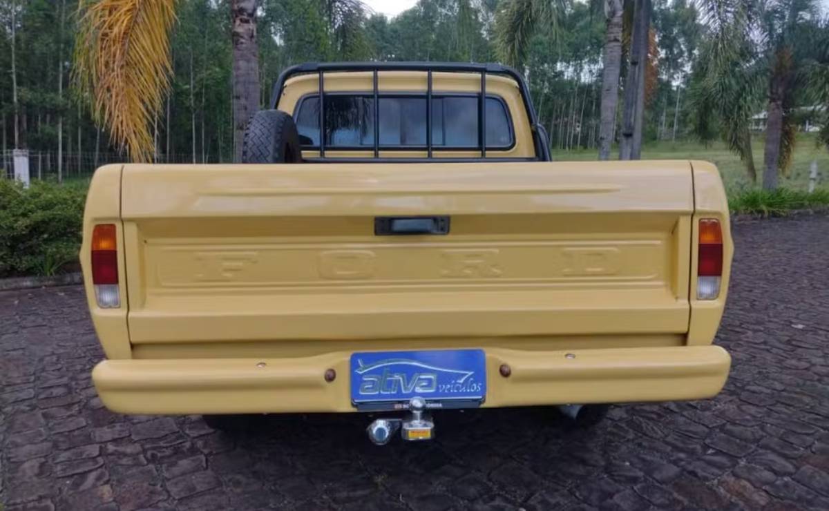 Se vende una pick up histórica: esta Ford F-1000 de 1990 tiene casi 5.000 km y un estado impecable 4 Ford F 1000 1990 trasera