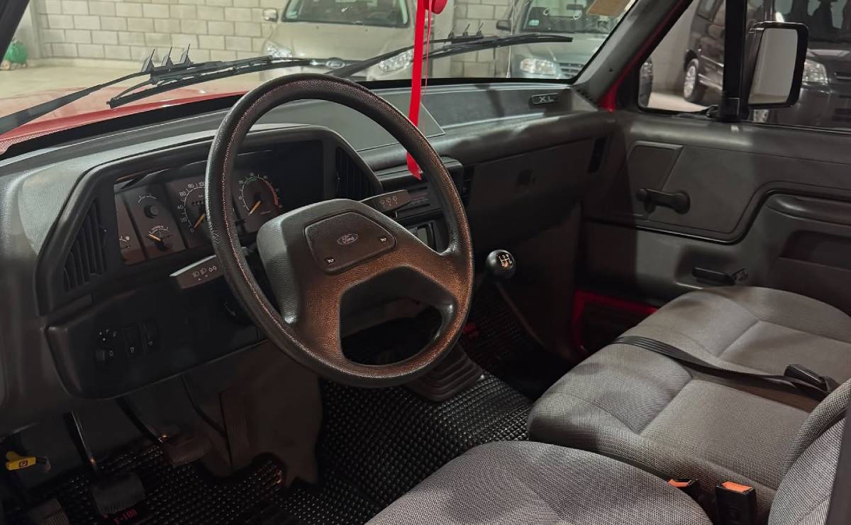 Ford F100 1997 interior 1