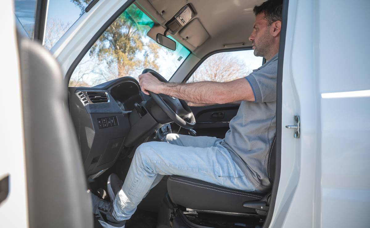 Guia de compras mini trucks: ¿cómo es el Shineray T30? 4 Guia de compra mini trucks Shineray T30 posicion de manejo