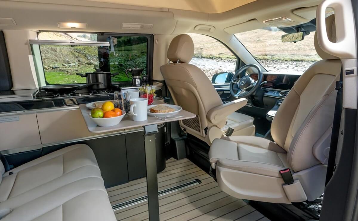 Esta camper lujosa y única en su clase baja de precio para ser la ideal: ¿cuánto cuesta? 3 Mercedes Clase V por dentro