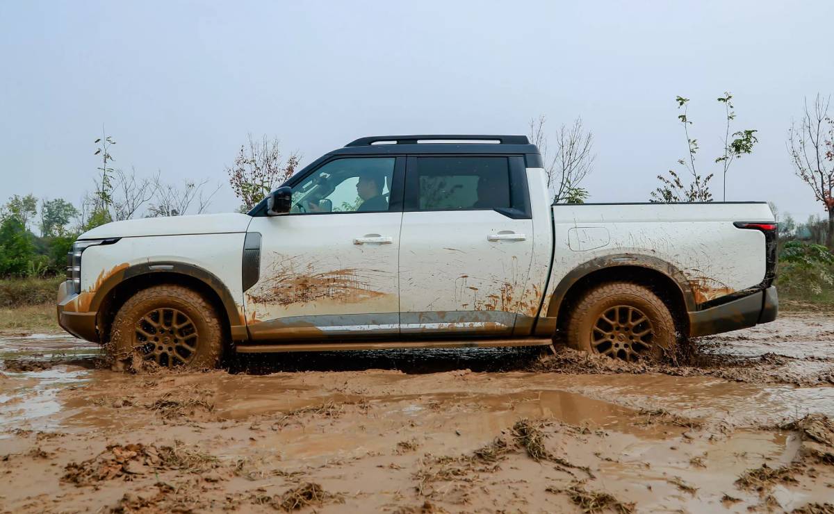 Nissan busca sacudir el mercado con una pick up que tiene tecnología avanzada y un precio inferior 4 Nissan Frontier Pro accion perfil