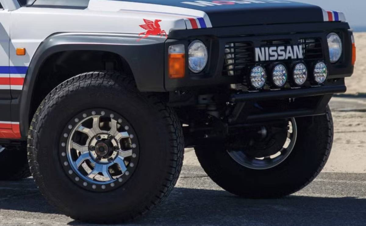 Nissan presenta un SUV inspirado en un clásico de los años 90 que supera los 1000 CV 1 Nissan Patrol 1990 teaser