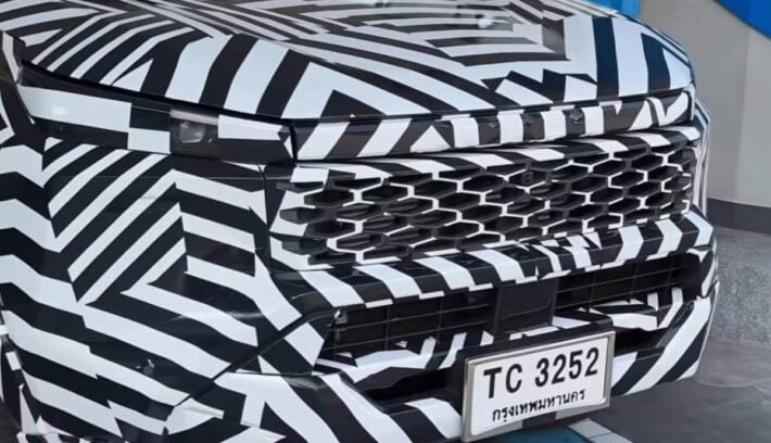Nueva Toyota Hilux camuflada teaser