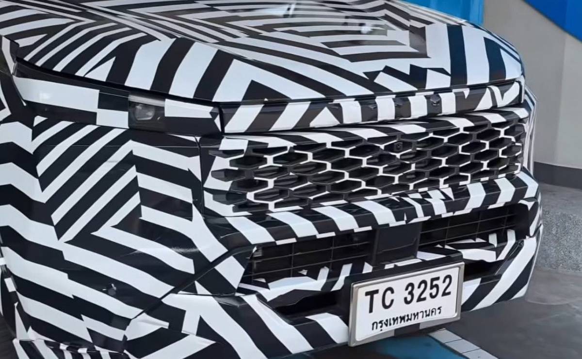 Nueva Toyota Hilux camuflada teaser