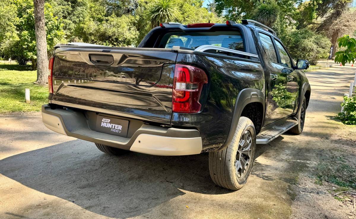 Tres motores y más 1000 km de autonomía: la pick up china que llega a la región para desafiar a Hilux y Ranger 4 Pick up Changan Hunter REEV cola