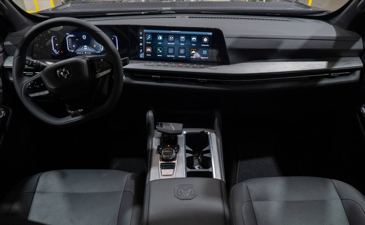 RAM Dakota interior