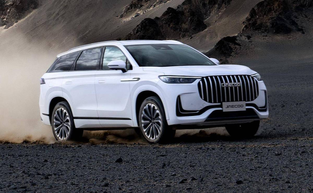 Casi 600 CV, tres motores y tracción integral: así es este SUV chino que compite con Toyota  6 SUV Jaecoo J8 accion