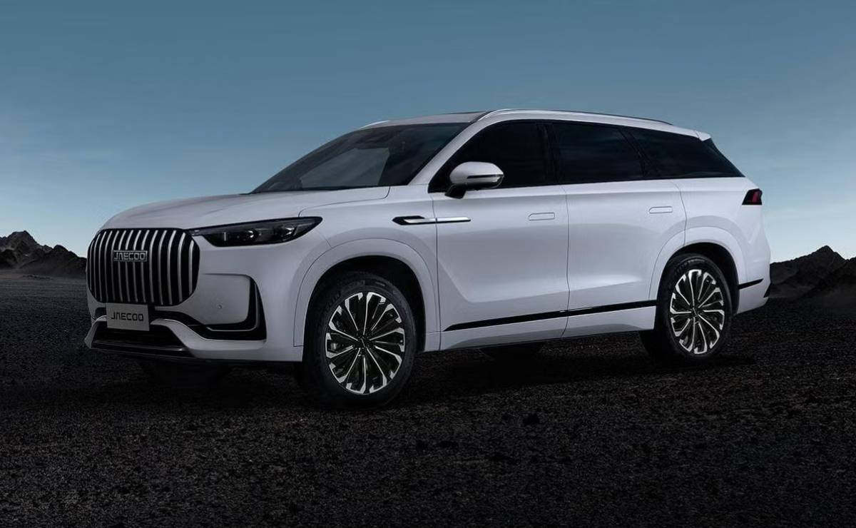 Casi 600 CV, tres motores y tracción integral: así es este SUV chino que compite con Toyota  2 SUV Jaecoo J8 frente