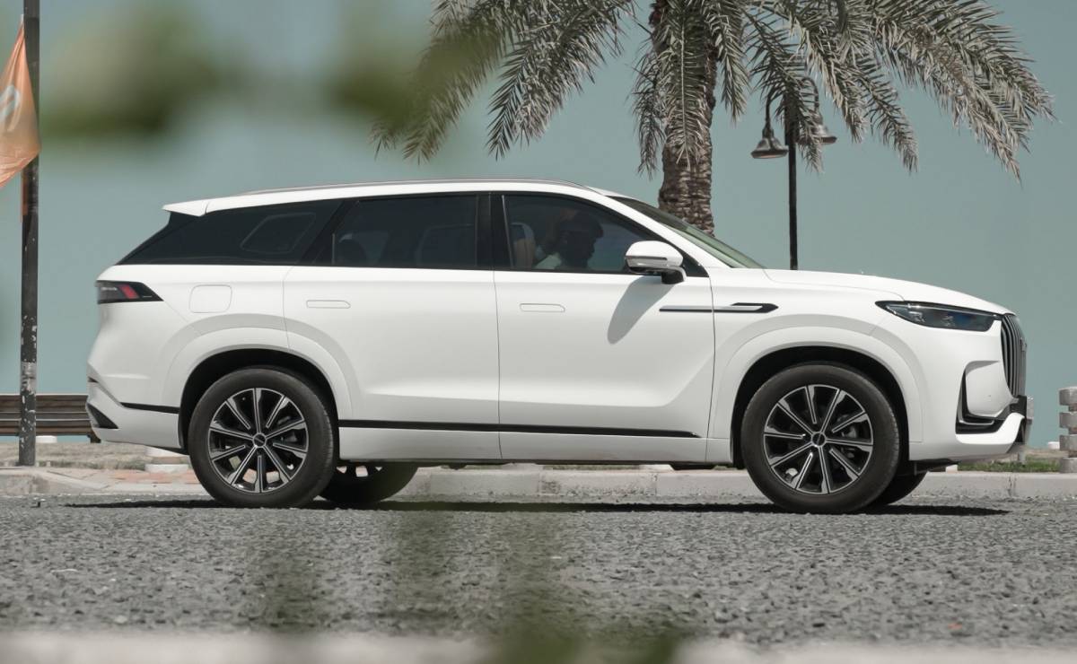 Casi 600 CV, tres motores y tracción integral: así es este SUV chino que compite con Toyota  1 SUV Jaecoo J8 perfil