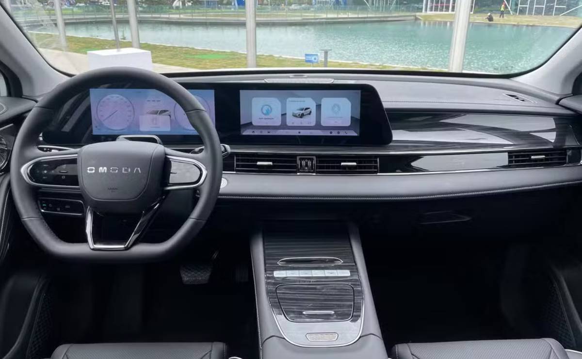 SUV Omoda 5 HEV interior