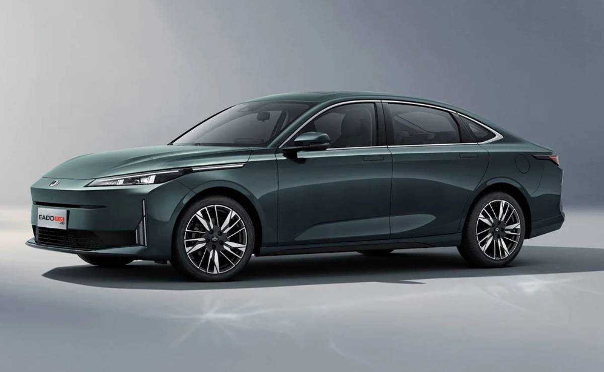Este sedán bajó de precio: cuesta lo mismo que un Nissan Sentra y es superior 4 Sedan Changan Eado Plus iDD frente