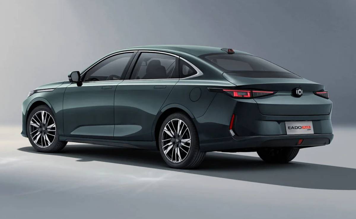 Este sedán bajó de precio: cuesta lo mismo que un Nissan Sentra y es superior 2 Sedan Changan Eado Plus iDD trasera