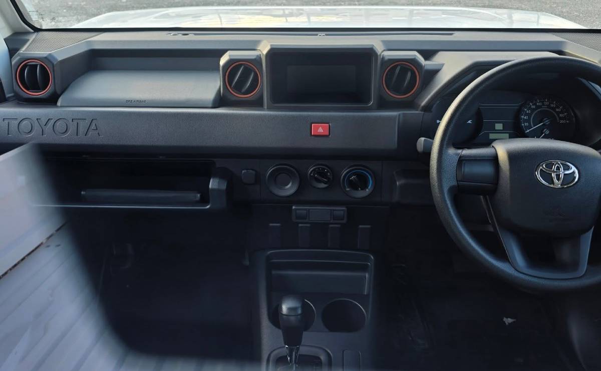 Barata y para trabajar: así es la variante de la pick up basada en Toyota Hilux 4 Toyota Hilux Champ interior 1