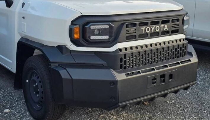 Toyota Hilux Champ teaser 1