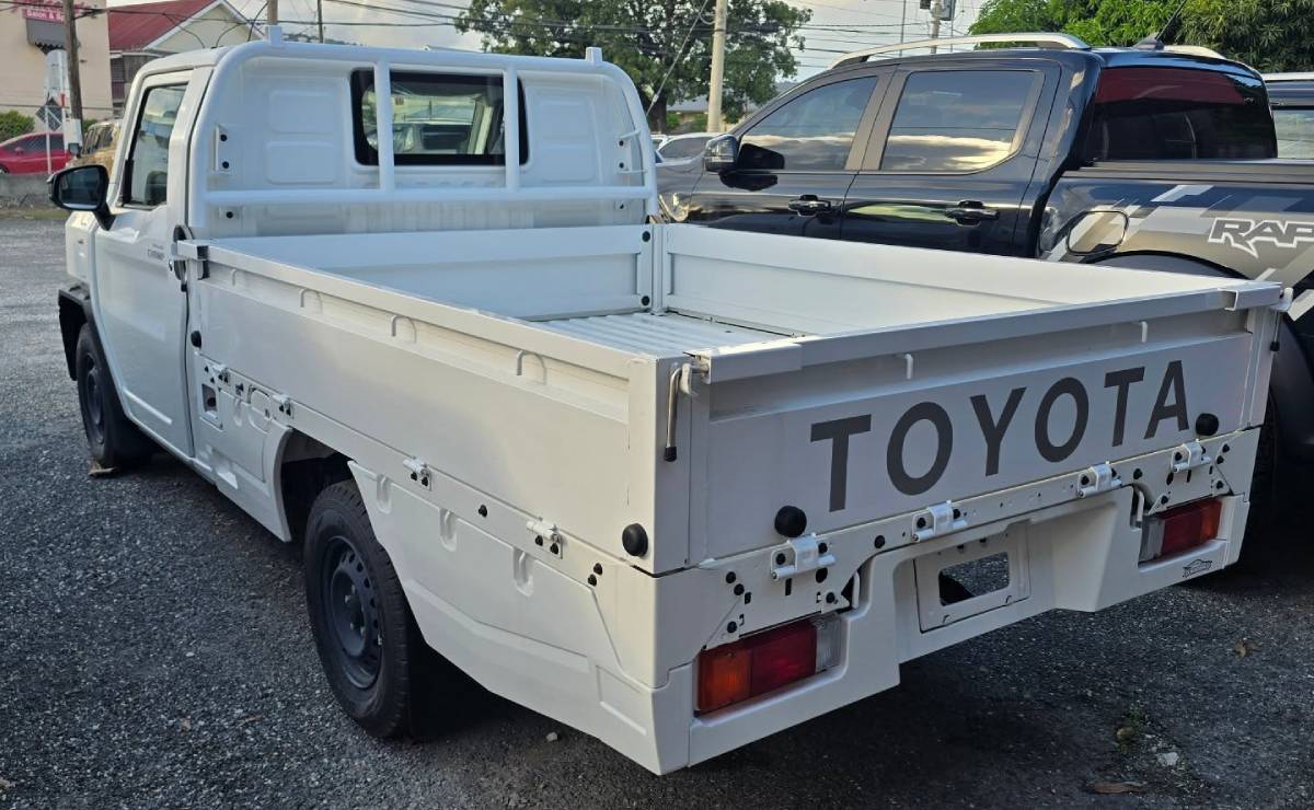 Barata y para trabajar: así es la variante de la pick up basada en Toyota Hilux 6 Toyota Hilux Champ trasera 1