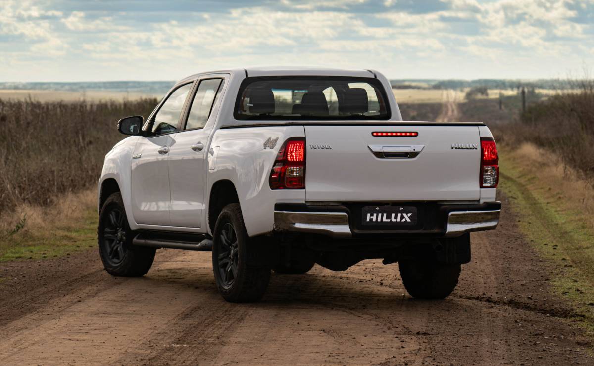 Toyota Hilux SR trasera 1