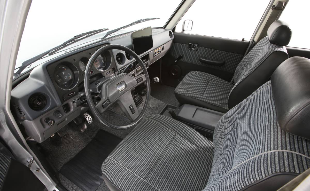 Con el motor de su pick up más importante: Toyota revivió un histórico SUV de los 80 7 Toyota Turbo Trail Cruiser interior