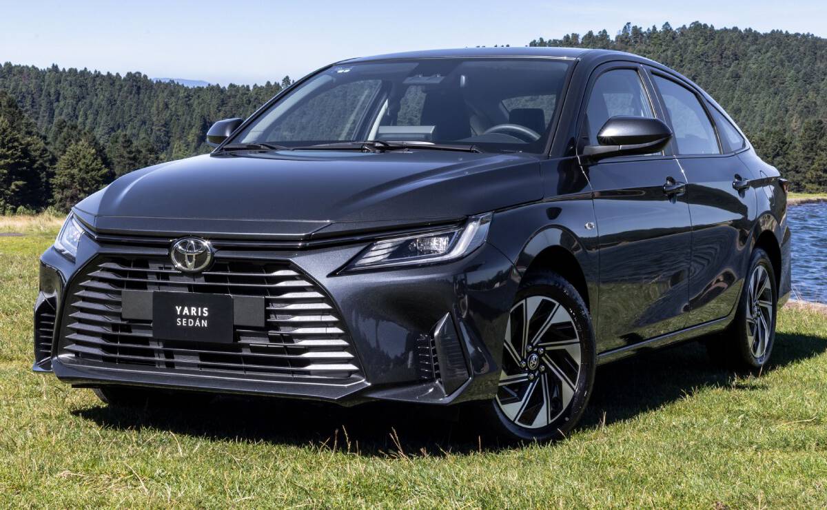 Barato y más compacto que Corolla: Toyota presentó un nuevo sedán, ¿cuánto cuesta? 2 Toyota Yaris sedan hibrido frente