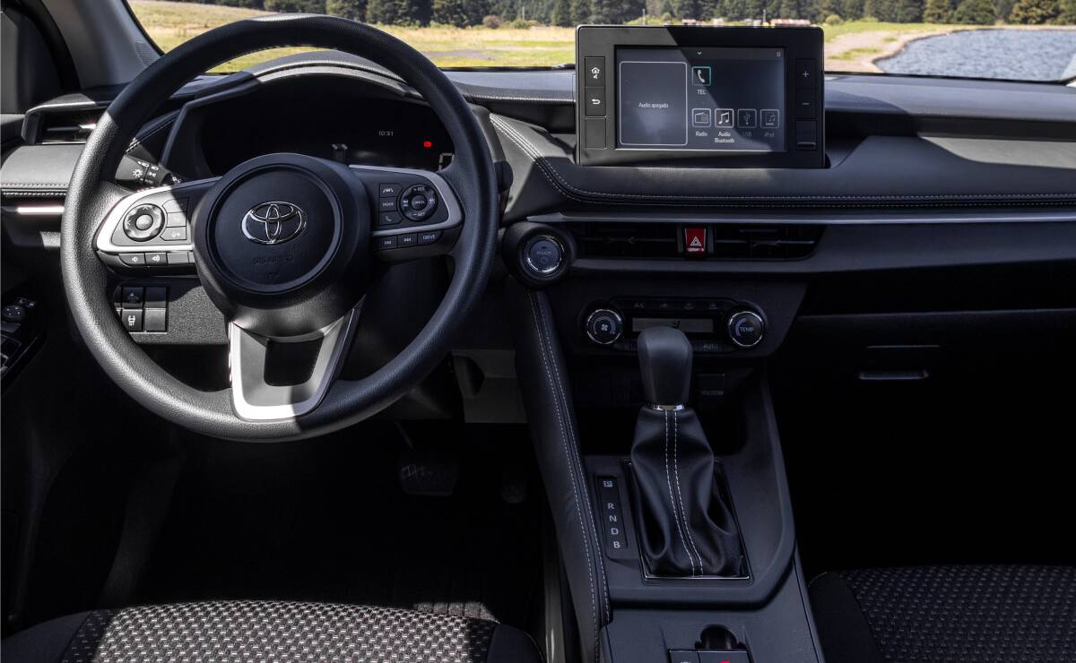 Barato y más compacto que Corolla: Toyota presentó un nuevo sedán, ¿cuánto cuesta? 4 Toyota Yaris sedan hibrido interior