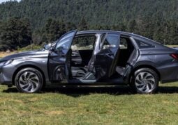 Toyota Yaris sedan hibrido perfil