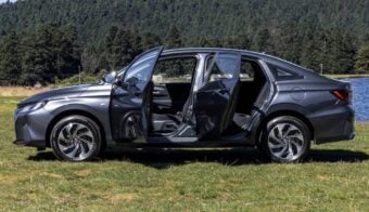 Toyota Yaris sedan hibrido perfil