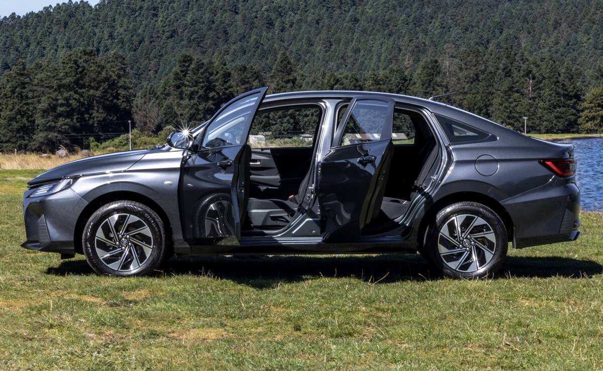 Barato y más compacto que Corolla: Toyota presentó un nuevo sedán, ¿cuánto cuesta? 1 Toyota Yaris sedan hibrido perfil