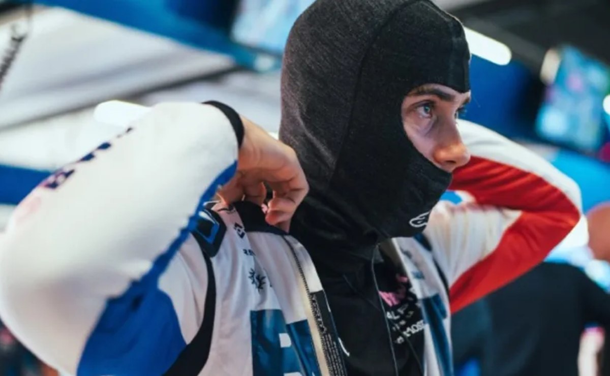 Franco Colapinto traje especial GP de Singapur de F1 2025