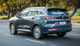 Nueva Ford Territory híbrida: todo el equipamiento que pierde frente a la versión full para ser más barata 37 Ford Territory Hibrida lanzamiento accion trasera