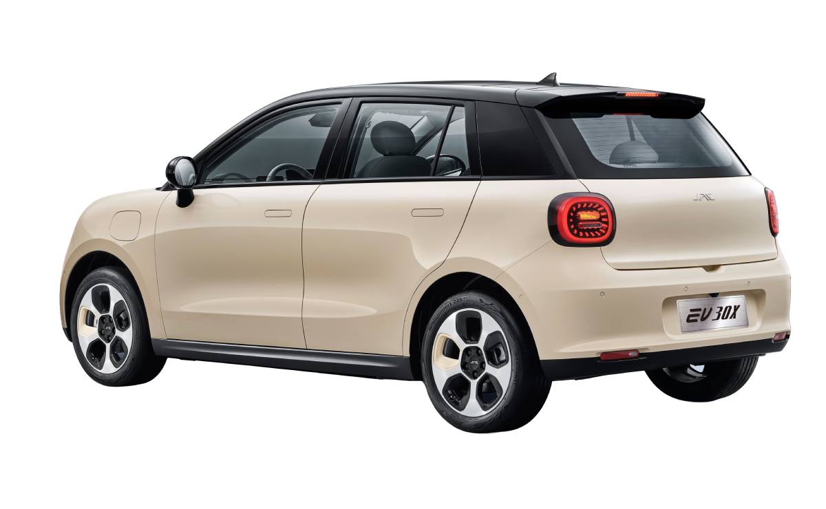 Se presentó un nuevo auto eléctrico urbano con diseño llamativo que sorprende por su equipamiento de serie 4 JAC EV30X lanzamiento trasera