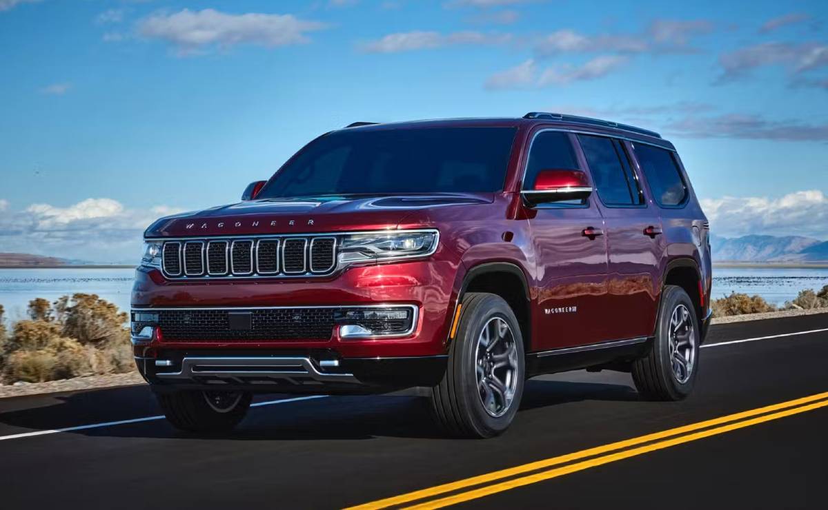RAM prepara su primer SUV para sacudir el segmento: ¿cuándo llega este modelo inédito? 4 Jeep Wagoneer accion