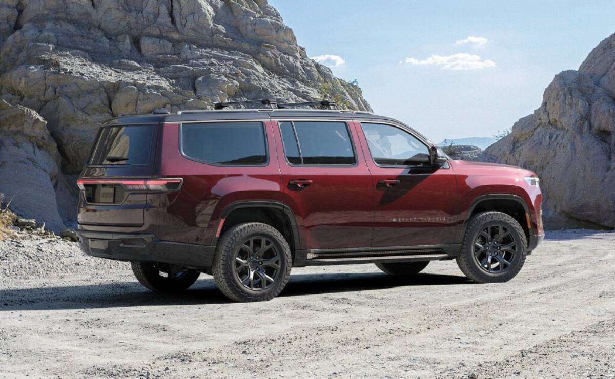 RAM prepara su primer SUV para sacudir el segmento: ¿cuándo llega este modelo inédito? 2 Jeep Wagoneer trasera