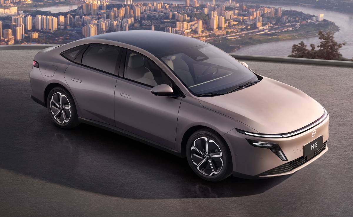 Superior a Versa y más barato: Nissan presentó un nuevo sedan 2 Nissan N6 frente 1