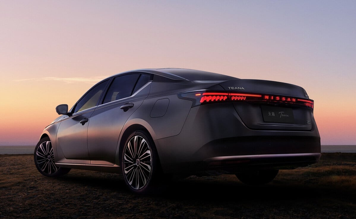 Superior a Sentra, pero más barato: Nissan lanzó un sedán para competir contra Toyota Corolla 3 Nissan Teana perfil