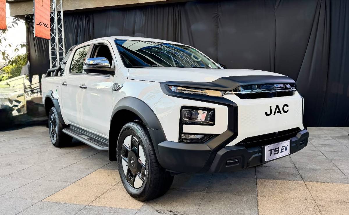 La pick up rival de Hilux presentó una nueva versión con casi 300 CV y tracción 4x4: ¿qué precio tiene? 2 Pick up JAC T9 EV frente