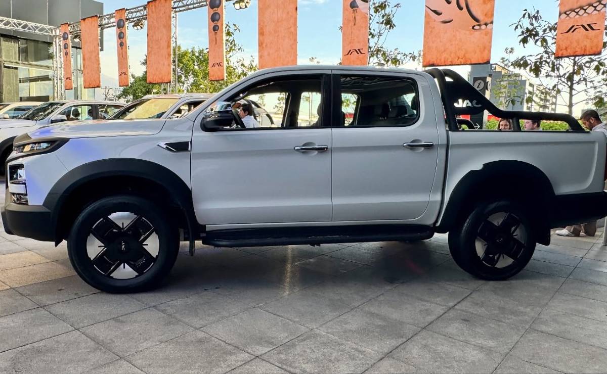 La pick up rival de Hilux presentó una nueva versión con casi 300 CV y tracción 4x4: ¿qué precio tiene? 1 Pick up JAC T9 EV perfil