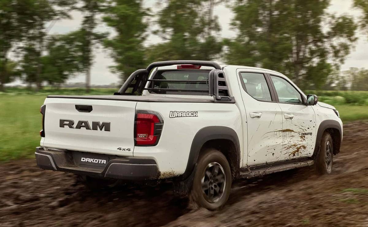 La nueva pick up mediana que llega para competir con Hilux y Ranger: ¿podrá ser referente? 4 Pick up RAM Dakota Warlock accion