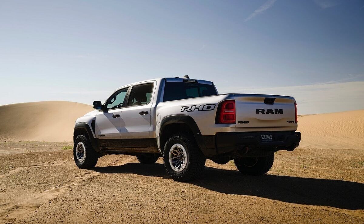 RAM prepara un SUV basado en la pick up 1500 con versiones deportivas y estas novedades 4 RAM 1500 en una de sus versiones 1