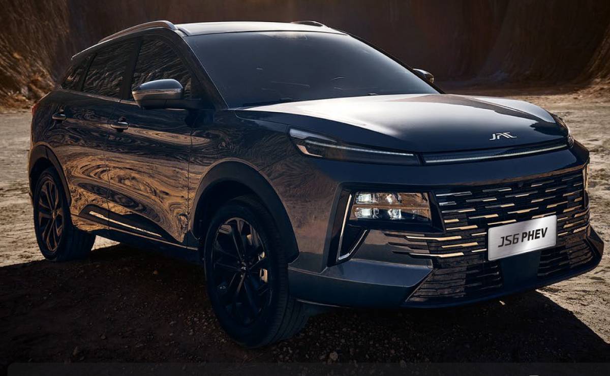 Más potente y barato que Toyota Corolla Cross: se presentó un nuevo SUV mediano a muy buen precio 4 SUV JS6 PHEV lanzamiento accion