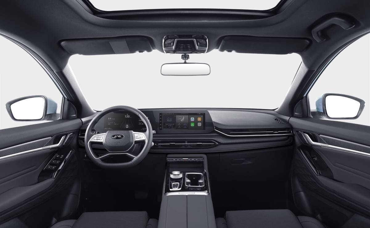 Más potente y barato que Toyota Corolla Cross: se presentó un nuevo SUV mediano a muy buen precio 5 SUV JS6 PHEV lanzamiento interior