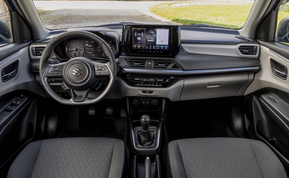 Suzuki lanza el renovado modelo que va por Toyota Yaris con otro diseño y mejor precio 4 Suzuki Swift 2026 interior 1