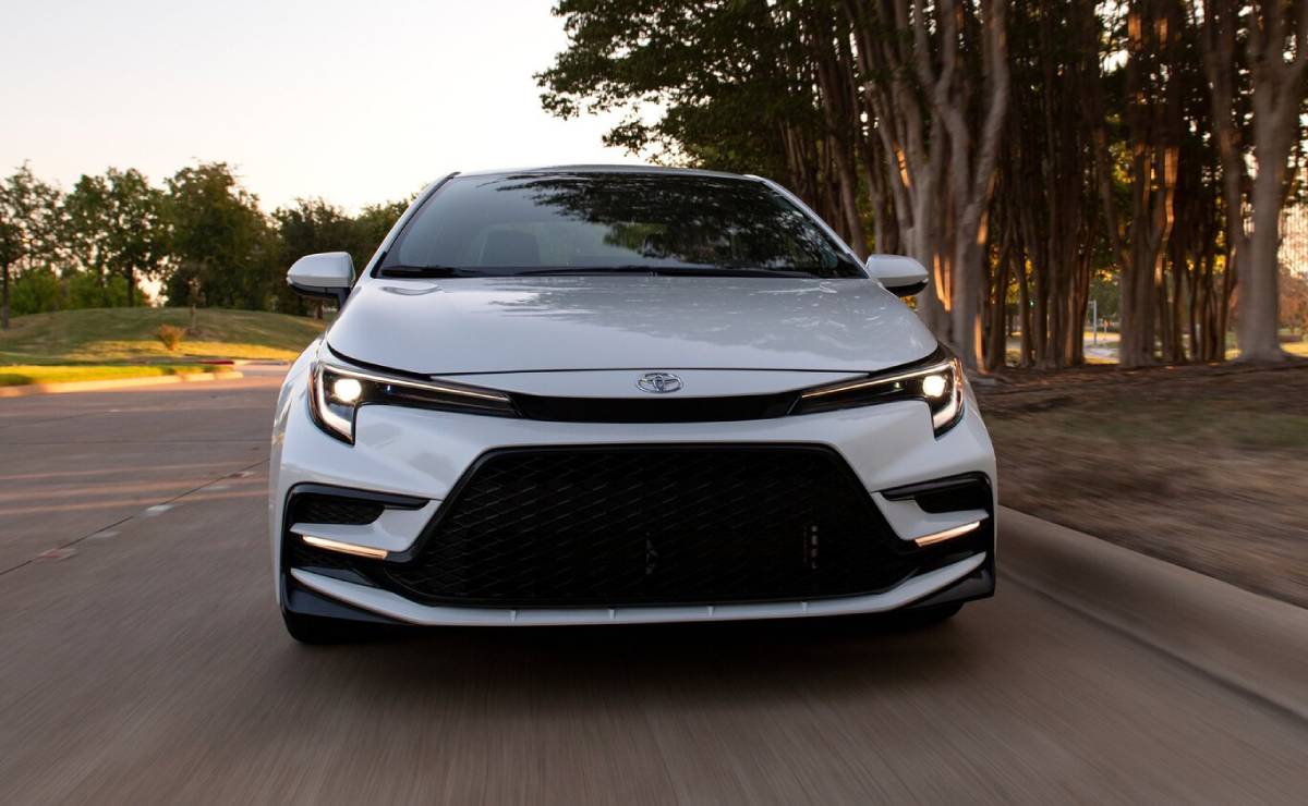Más equipamiento para el Toyota Corolla: qué cambia y cuánto cuesta la línea 2026 del sedán 5 Toyota Corolla 2026 accion 1