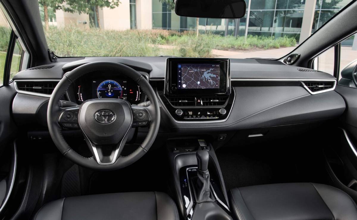 Más equipamiento para el Toyota Corolla: qué cambia y cuánto cuesta la línea 2026 del sedán 3 Toyota Corolla 2026 interior 1
