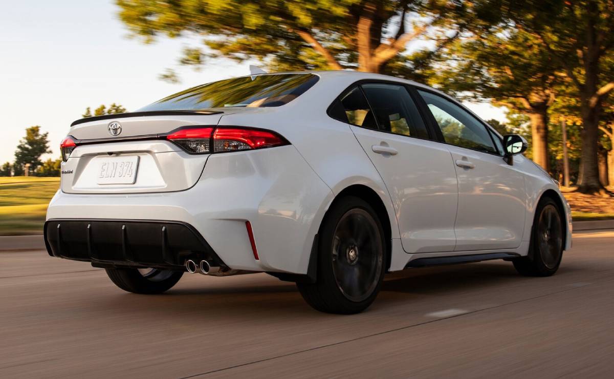 Más equipamiento para el Toyota Corolla: qué cambia y cuánto cuesta la línea 2026 del sedán 1 Toyota Corolla 2026 trasera