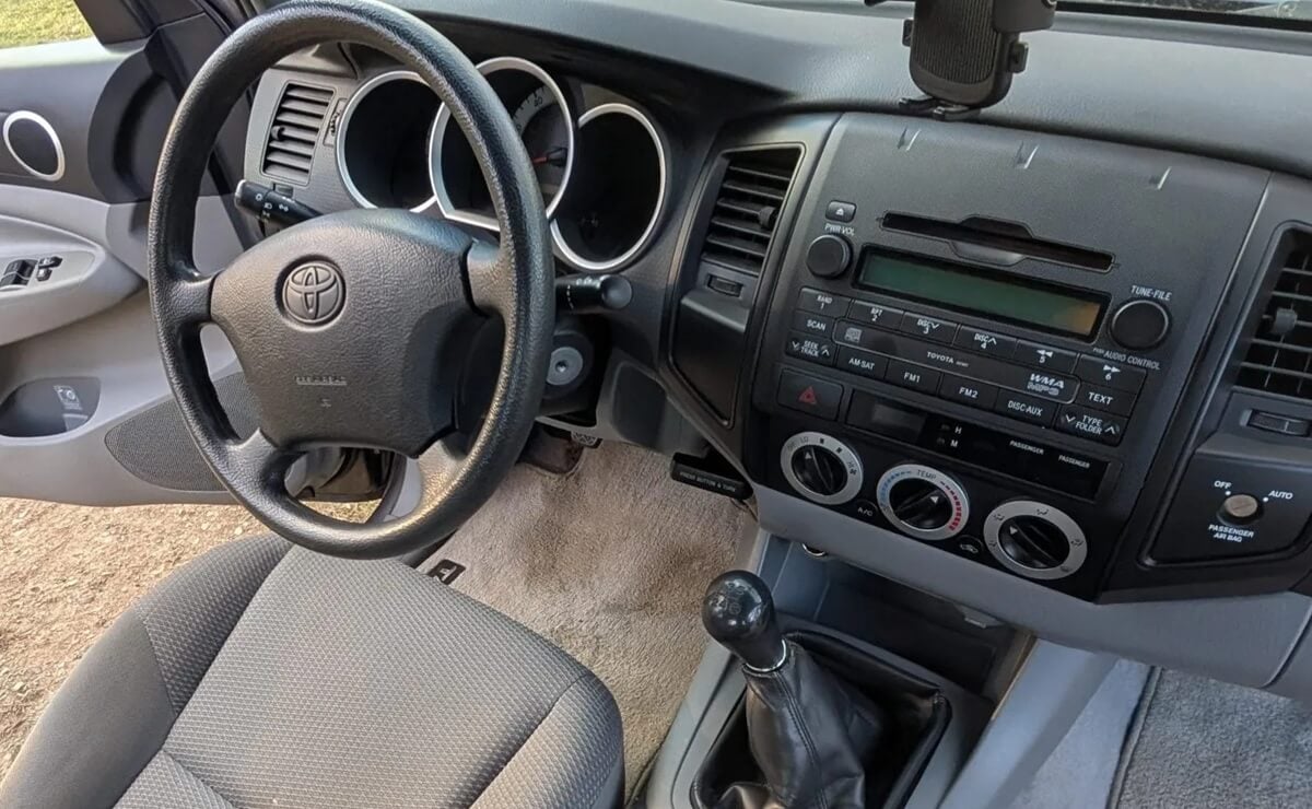Menos de 10000 dólares: la pick up más barata y bien equipada de Toyota que desafía a Ford 3 Toyota Tacoma interior