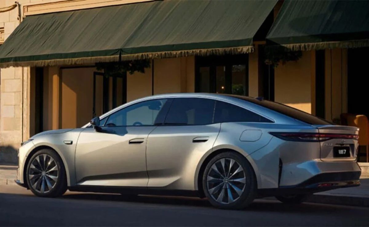 Superior al Corolla, pero más barato y con diseño futurista: Toyota presentó un nuevo sedán 5 Toyota bZ7