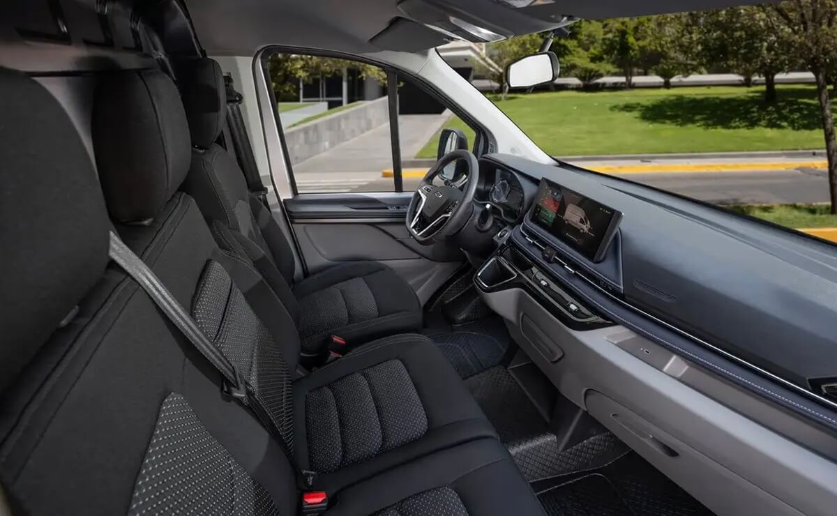Gran relación precio-equipamiento para superar a Ford: Chevrolet lanzó su renovada furgoneta 4 Chevrolet Express Max EV interior